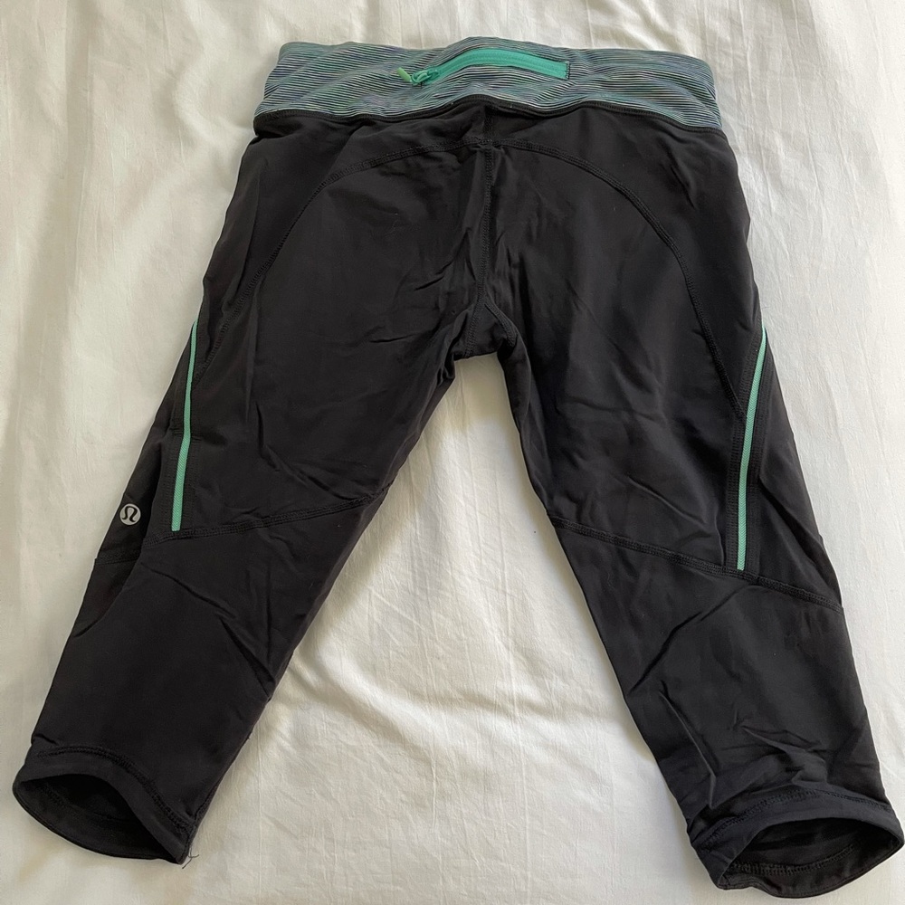Black and teal lululemon crop size 6